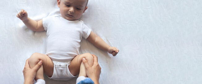 علاج الإمساك عند الرضع بعمر الشهرين