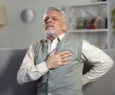 أسباب الألم في منتصف الظهر والصدر