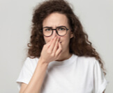 الأسباب التي تجعل رائحة البول مثل السمك