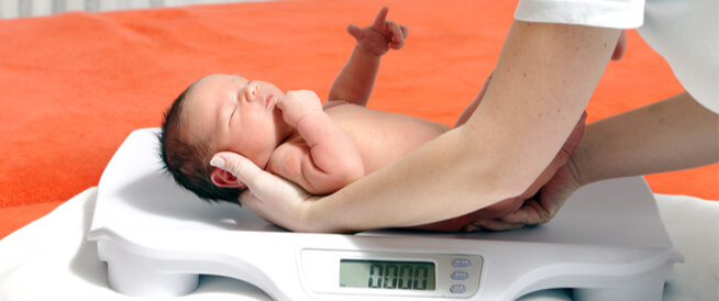 زيادة وزن الرضيع في الشهر الأول: هذا ما عليك توقعه