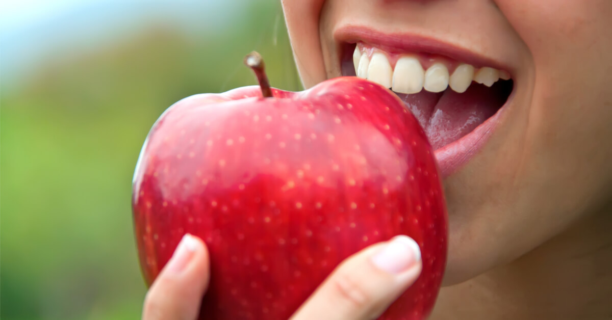 فوائد أكل التفاح على الريق - ويب طب