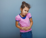 كل ما تحتاج معرفته عن عسر الهضم عند الأطفال