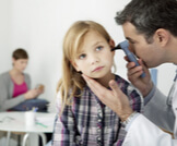علاج وجود ماء خلف طبلة الأذن عند الأطفال