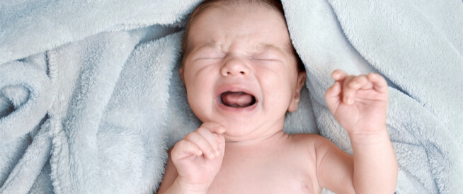 أسباب عدم بكاء الطفل بعد الولادة ويب طب