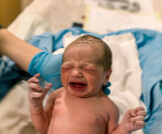 لماذا يبكي الطفل عند الولادة؟ معلومات هامة