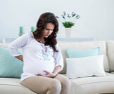 أعراض الطلق والمخاض: قد تبدأ قبل الولادة بعدة أسابيع