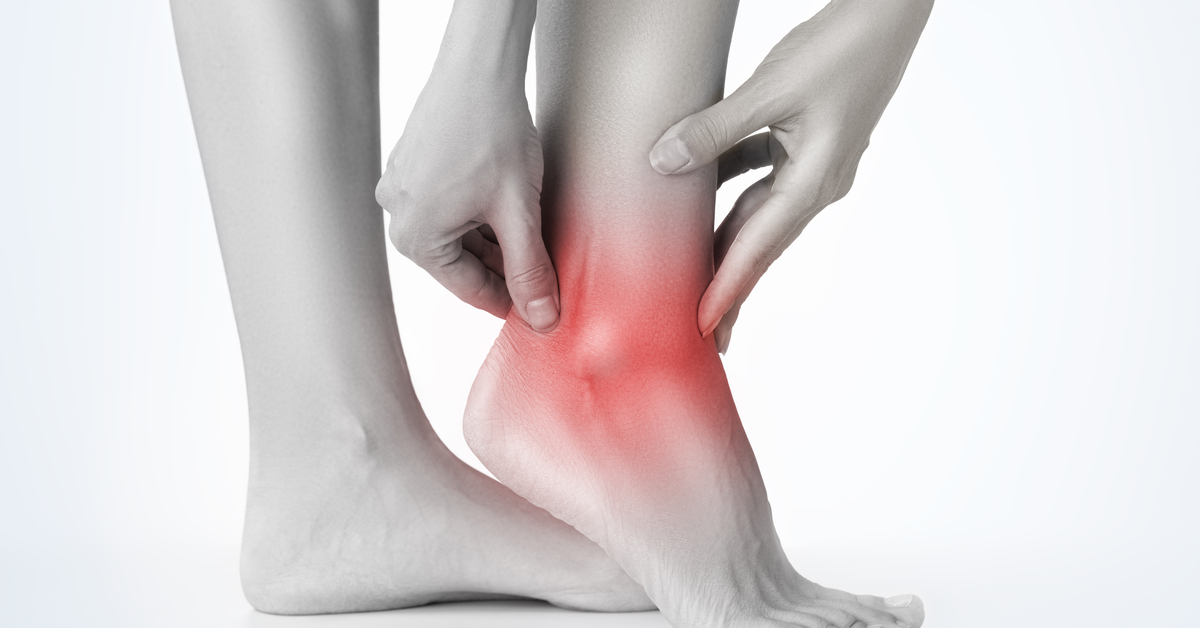 What are the early signs of ankle inflammation