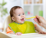 ماذا تعرف عن أكل الأطفال الرضع؟