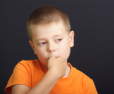 قضم الأظافر عند الأطفال: الحلول والعلاجات