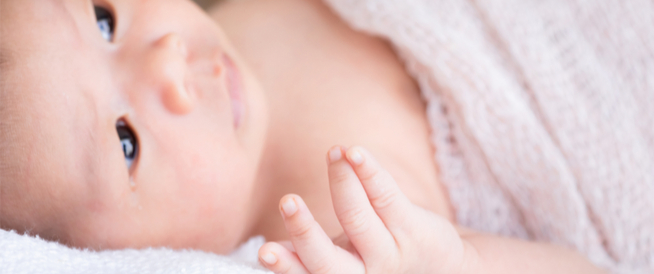 حركة عيون الأطفال حديثي الولادة وتطورها