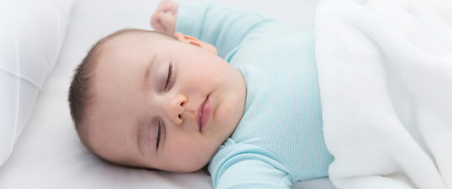 هل يجب رفع رأس الرضيع أثناء النوم ويب طب
