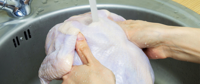طريقة غسل الدجاج بشكل صحيح وصحي
