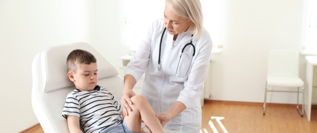 ألم الركبة عند الأطفال: أسباب وعلاجات
