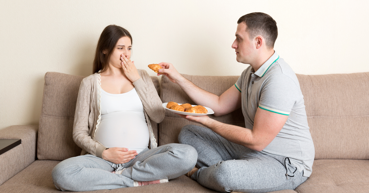 Фотосессия с круассанами беременной. A man and his pregnant wife are Sad sitting on the Couch. Беременную жену с разговором