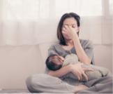 ذهان ما بعد الولادة: مرض نفسي خطير قد يصيب الأم