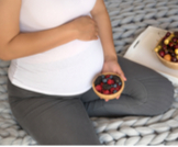 فوائد التوت للحامل وعناصره الغذائية المفيدة