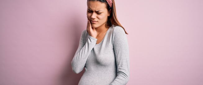 علاج ألم الأسنان للحامل بالقرنفل: طريقة آمنة أم خطيرة؟