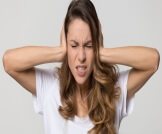 طنين الأذن عند الهدوء: أسباب وعلاجات