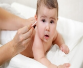كل ما يهمك معرفته عن تنظيف أذن الرضيع