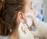علاج ثقب الأذن للأطفال
