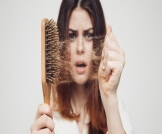 تساقط الشعر المزمن: أسباب وعلاجات