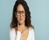 طرق علاج ألم الحلق عند البلع