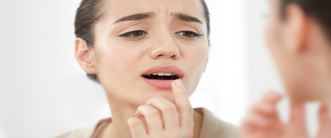 علاج تقرحات الفم طبيًا ومنزليًا