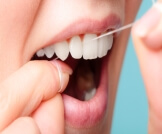 ما حقيقة أضرار خيط الأسنان؟