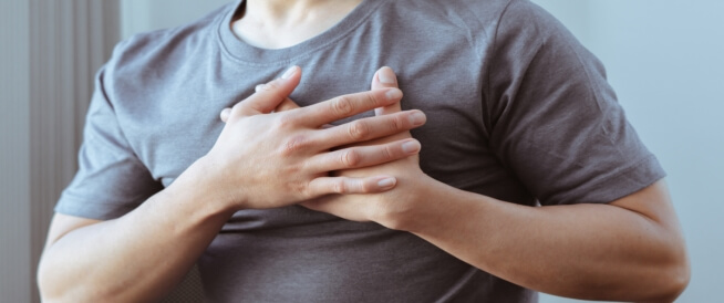 ألم في أعلى القفص الصدري: أسباب وعلاجات