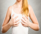 أعراض سرطان الثدي عند الفتيات المراهقات