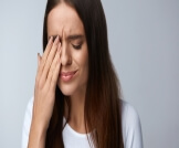 علاج ألم العين بطرق متعددة