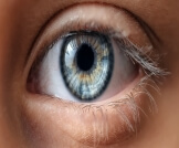 طريقة تغيير لون العين بدون عملية: حقائق ومخاطر؟