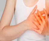 ألم شديد في الثدي الأيسر: أسباب وعلاجات