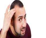 فراغات الشعر من الجوانب للرجال: الأسباب والعلاج