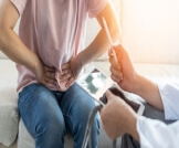 دم في البول وألم أسفل البطن: الأسباب والعلاج