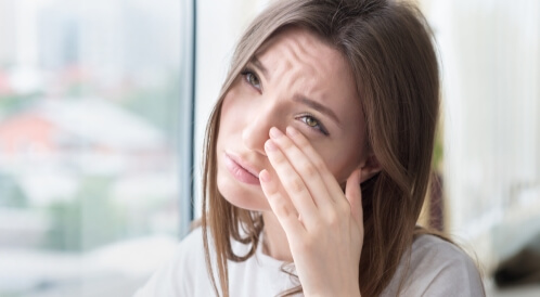 ألم العين عند تحريكها: ما الأسباب؟