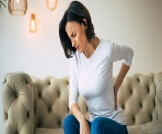 ألم أسفل الظهر يمتد إلى الأرجل: ما يهمك معرفته