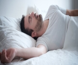 أسباب انقطاع النفس أثناء النوم