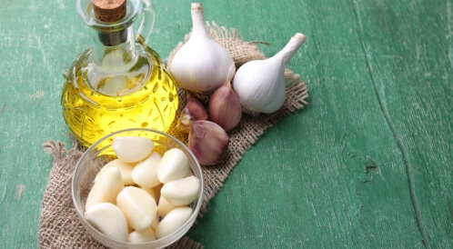 علاج الثعلبة بالثوم وزيت الزيتون: ما حقيقته؟