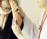 علاج حساسية الجلد من الكلور: طرق طبية ومنزلية
