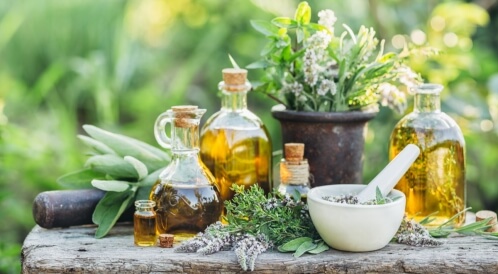 علاج التهاب عصب الكتف بالأعشاب: حقيقة أم خرافة؟