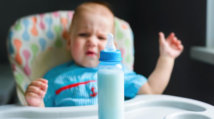 الطريق السريع مضيف علاوة  كيف أجعل طفلي يتقبل الحليب الصناعي؟ - ويب طب