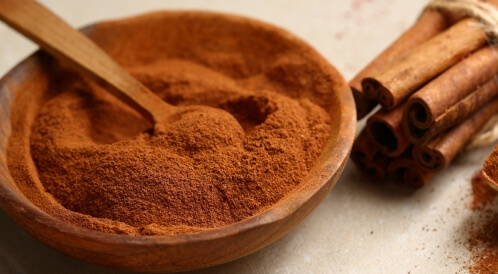 القرفة لتكبير الثدي: وصفة فعالة أم لا؟