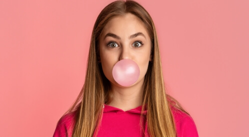 هل مضغ العلكة يسبب غازات؟