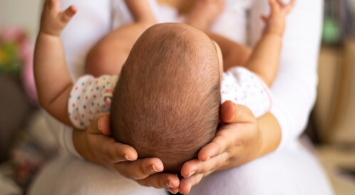 رأس الطفل طويل من الخلف: الأسباب وطرق العلاج