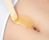 علاج القولون بالعسل على السرة: خرافة احذر منها
