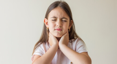 أعراض التهاب اللوزتين عند الأطفال