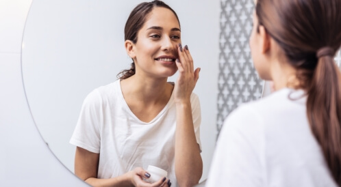 العناية بالبشرة في المنزل: خطوات سهلة وفعّالة