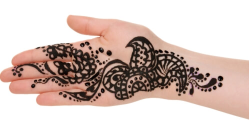 أضرار الحنة السوداء: حروق، وحساسية مستحدثة تجاه صبغة الشعر