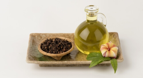 بخاخ القرنفل للشعر: فوائده وطريقة تحضيره